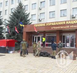 «Правий сектор» становив намет перед поліцією в Чернігові «Правий сектор» становив намет перед поліцією в Чернігові